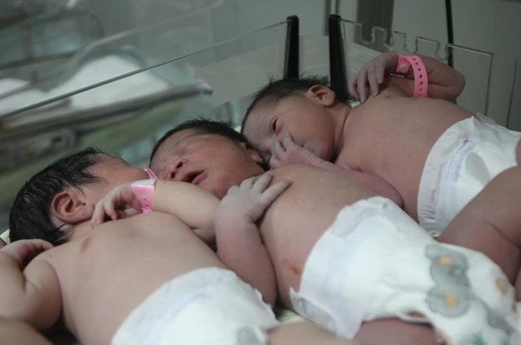 Tres bebés nacidos a primera hora del 18 de marzo. Los infantes pertenecen a la fracción poblacional que podría representar el cambio. (Foto Prensa Libre: Erick Ávila)