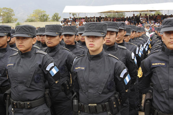 El grupo de nuevos agentes de la Policía Nacional Civil, al acto asistó el presidente Otto Pérez Molina. <br _mce_bogus="1"/>