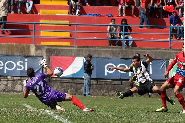 La garantía que ofrece Jaime Penedo da confianza. En la imagen frena un remate al goleador Robin Betancourth. (Foto Prensa Libre: Luis Barrios)