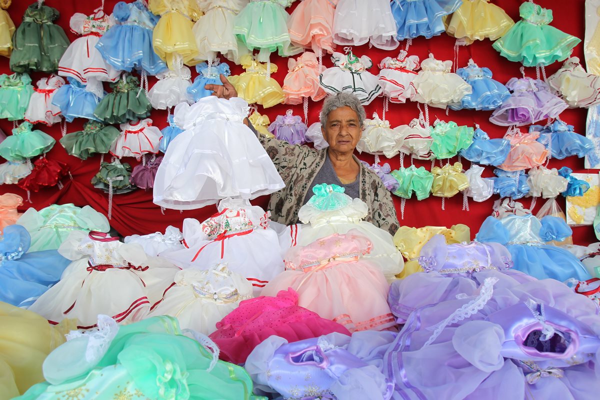 En los alrededores del Mercado Central se puede encontrar una variedad de trajes para el Niño Dios. (Foto: Hemeroteca PL)