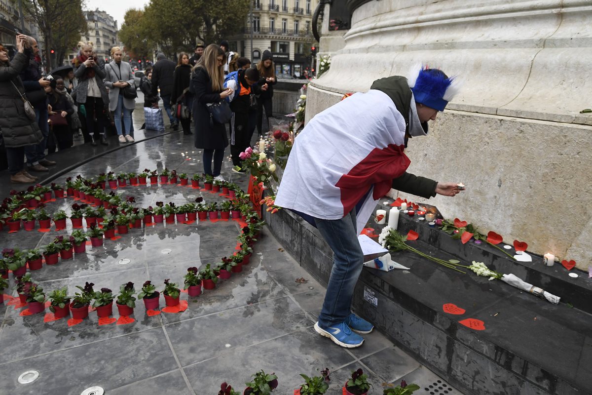 Una persona coloca velas en un área destinada para recordar a las víctimas en la Plaza de la República, París, Francia. (Foto Prensa Libre: AFP).