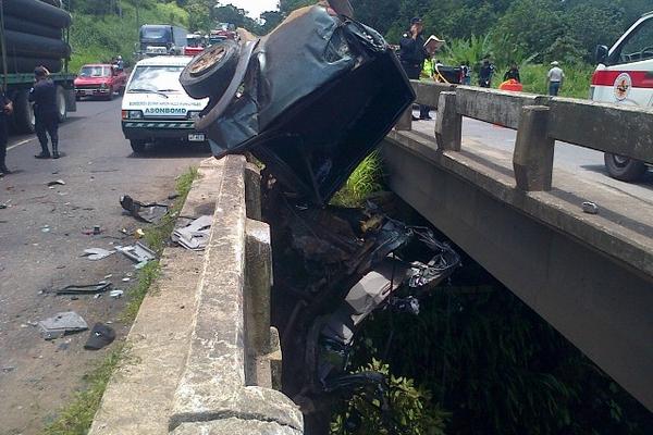 El picop que transportaba a los trabajadores de la hidroeléctrica quedó destruido. (Foto Prensa Libre: Enrique Paredes).