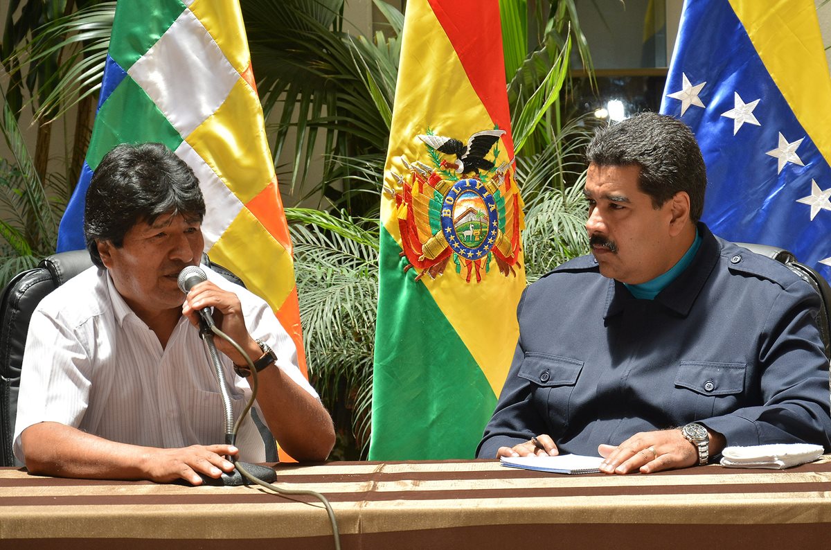 Evo Morales, presidente de Bolivia junto a su homólogo de Venezuela, Nicolás Maduro. (Foto Prensa Libre: EFE).