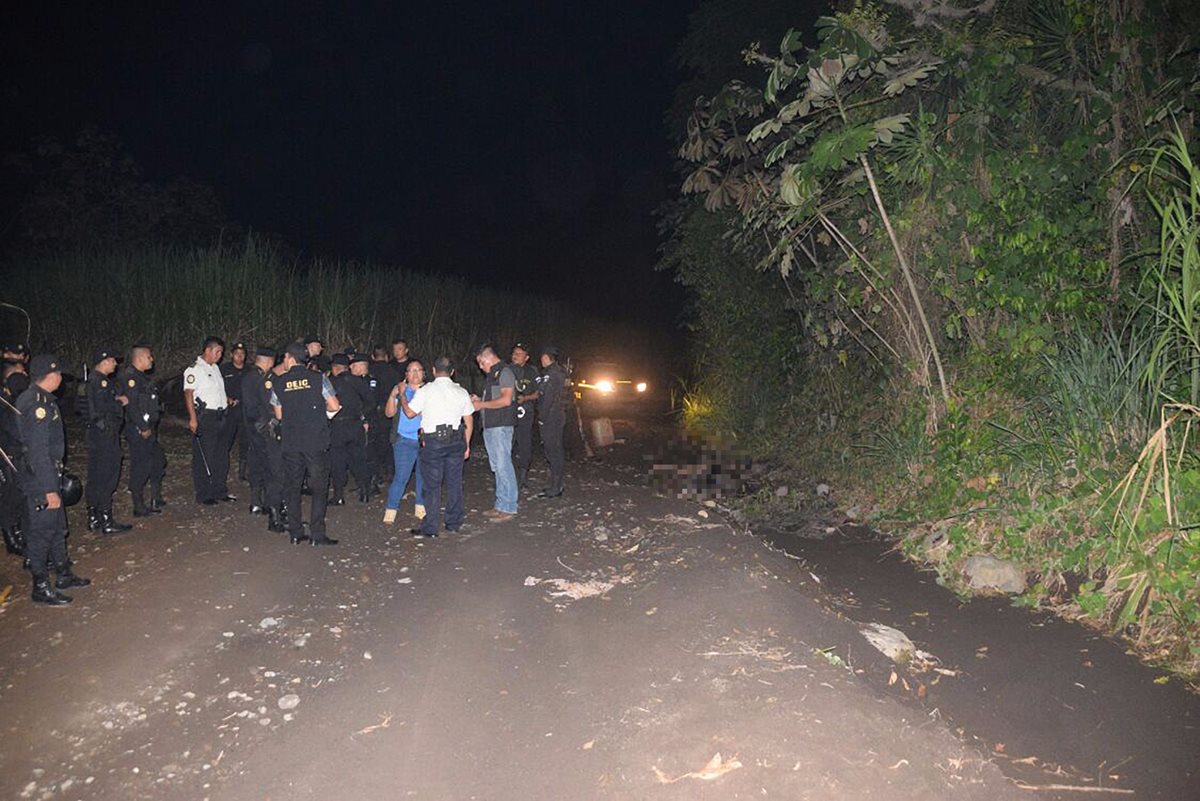 La Policía llegó al lugar, pero la turba no permitió que se llevaran a los presuntos delincuentes. (Foto Prensa Libre: Enrique Paredes).