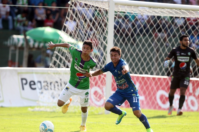 Acción durante el partido disputado esta tarde. (Foto Prensa Libre: Carlos Vicente)