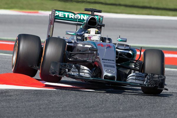El piloto británico Lewis Hamilton, del equipo Mercedes AMG Petronas, durante la primera tanda de entrenamientos libres del Gran Premio de España que se disputa en el Circuito de Barcelona, en Montmeló. (Foto Prensa Libre: EFE)