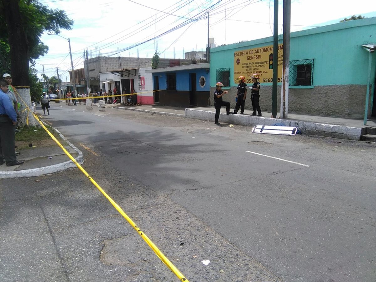 El menor de 14 años, mureto a balazos, quedó sobre una banqueta en la zona 19. (Foto Prensa Libre: Estuardo Paredes)