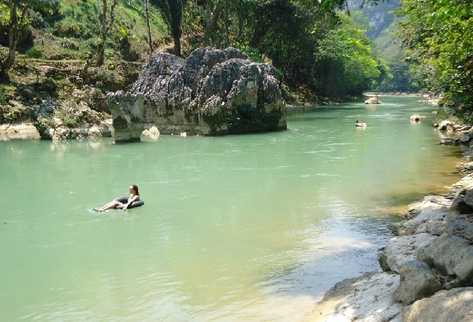 Turistas utilizan de  nuevo el río Cahabón para actividades recreativas, luego de que el agua recobrara su color natural.