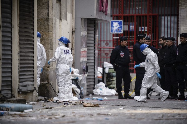 La Policía forense trabaja en la calle Corbillon en Saint Denis a las afueras de París. (Foto Prensa Libre: AFP)
