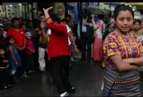 Raquel Pajoc interpretando la canción Pa´Capital en kaqchikel (Foto Prensa Libre: Youtube).