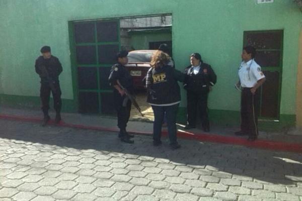 Uno de los inmuebles cateados este sábado en la zona 1 de San Lucas Sacatepéquezos. (Foto Prensa Libre)