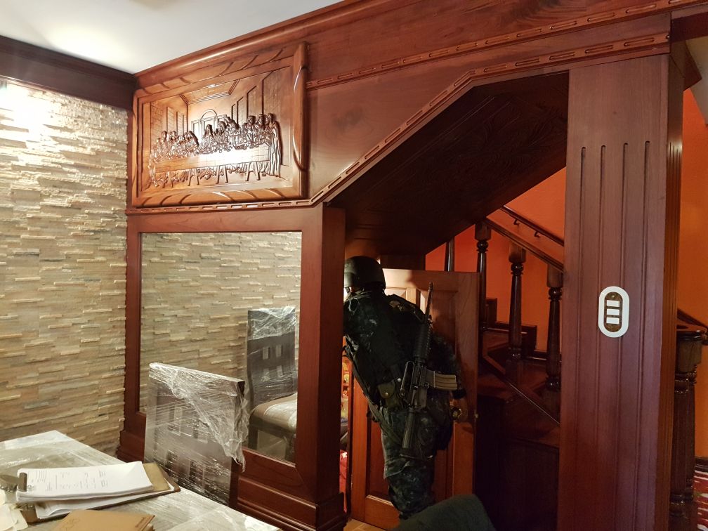 Muebles sin estrenar y paredes cubiertas de madera se observan en el primer piso.(Foto Prensa Libre: PNC)