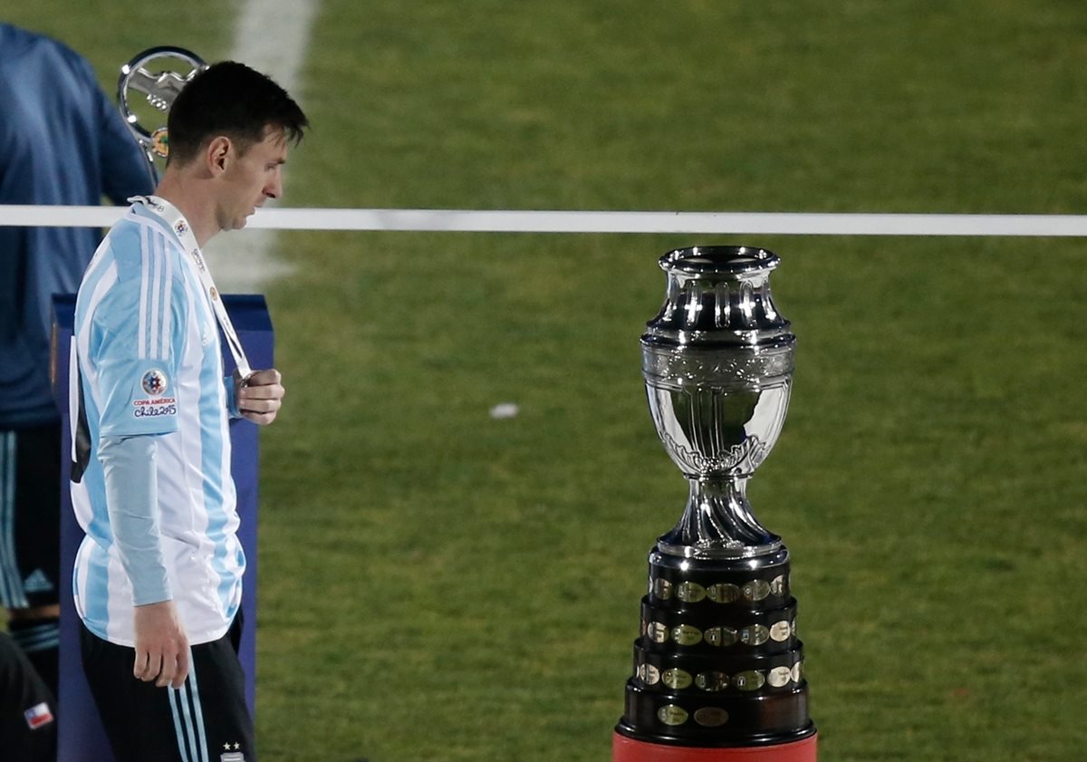 Messi sólo pudo ver de lejos la copa y nuevamente volvió a perder una final contra Chile. (Foto Prensa Libre: AP)