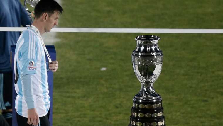 Messi sólo pudo ver de lejos la copa y nuevamente volvió a perder una final contra Chile. (Foto Prensa Libre: AP)