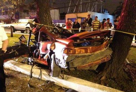 Dos jóvenes ebrios colisionaron y quedaron entre unos árboles en la Calzada Roosevelt, zona 11. (Foto Prensa Libre: Mynor Castellanos)