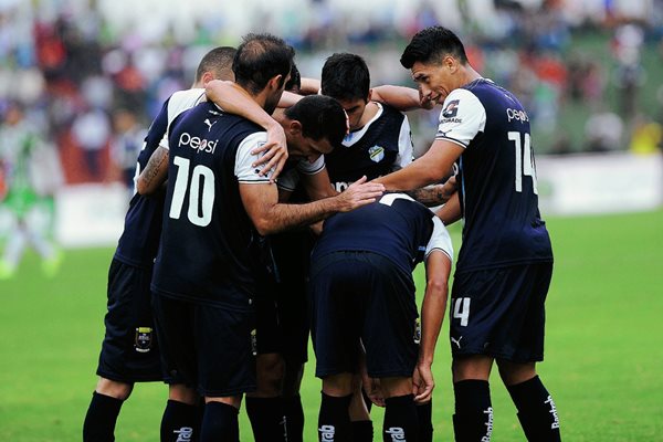 Jairo celebra su gol, el quinto de los cremas en el partido anterior. (Foto Prensa Libre: Oscar Felipe Q.)