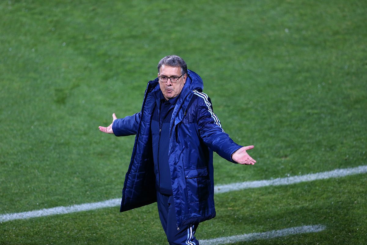 Gerardo Martino deberá analizar sus movimientos frente a Paraguay. (Foto Prensa Libre: AFP)