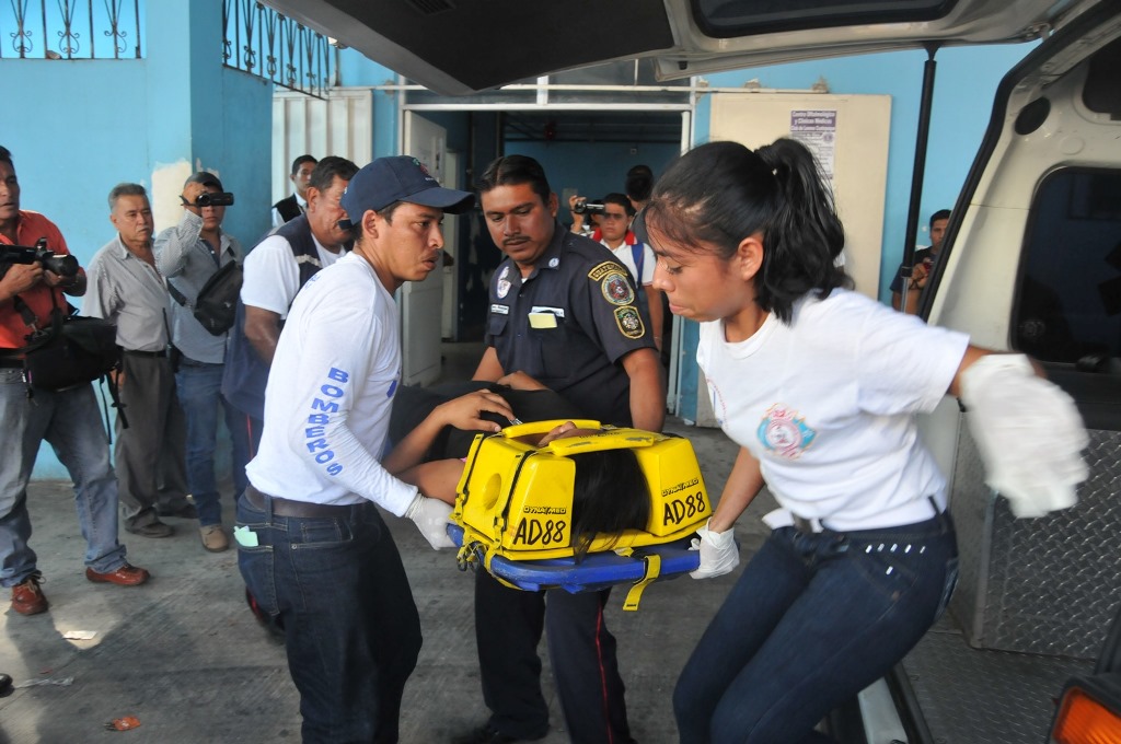 Socorristas ingresan a un herido, en accidente de tránsito, en Hospital Regional de Coatepeque, Quetzaltenango. (Foto Prensa Libre: Alexánder Coyoy)