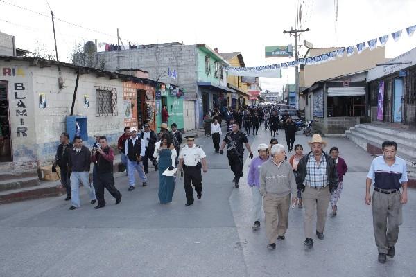 vecinos  y autoridades  acompañan a agentes de la PNC, durante su primer recorrido por las  calles  de San Martín Jilotepeque, Chimaltenango.