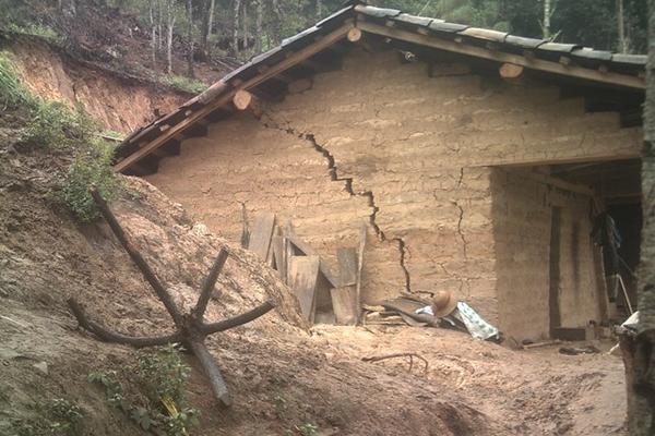 Casa de Pedro López que se dañó tras el alud en el cantón Tzucac, aldea Santa Rosa, Santa Cruz  del Quiché. (Foto Prensa Libre: Óscar Figueroa)
