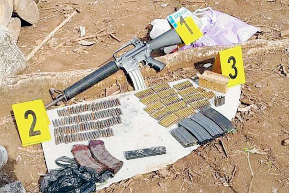 Una de las armas y municiones decomisadas en allanamientos en aldea El Tablón, San José Acatempa, Jutiapa. (Foto Prensa Libre: MP)