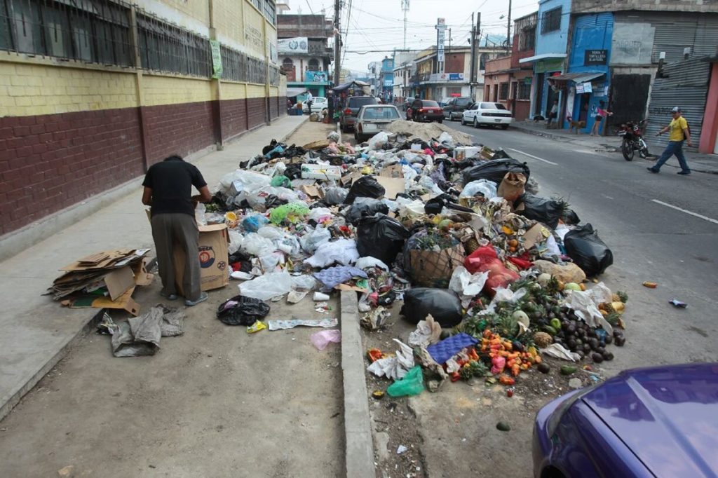 Acumulación de basura en las calles – Prensa Libre