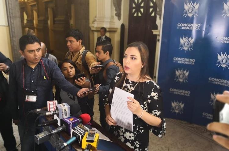 Diputada Andrea Villagrán, al momento de explicar los fundamentos del amparo presentado ante la CC. (Foto Prensa Libre: Carlos Álvarez)