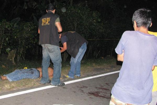 Peritos del Ministerio Público recaban información de crimen, en San Marcos. (Foto Prensa Libre: Alexánder Coyoy)<br _mce_bogus="1"/>