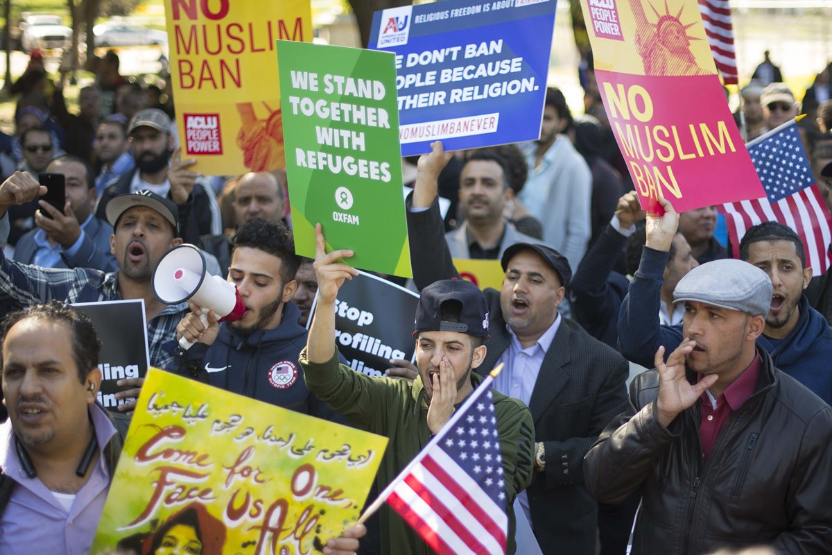 Activistas e inmigrantes marchan en Washington este miércoles contra las políticas migratorias de Trump. (Foto Prensa Libre: AFP)