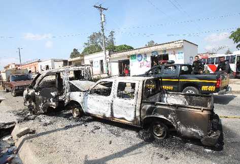 Vehículos dañados por manifestantes en Santa Rosa que se oponen a operación de mina. (Foto Prensa Libre: Archivo)