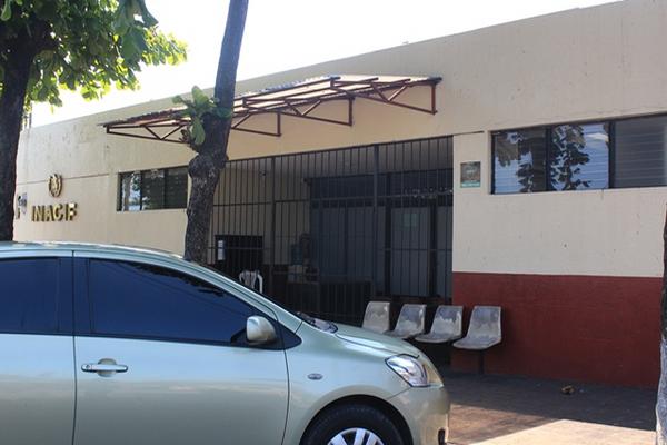 Morgue de la cuidad de Escuintla a donde fue llevado el cadáver de la mujer. (Foto Prensa Libre: Melvin Sandoval) <br _mce_bogus="1"/>