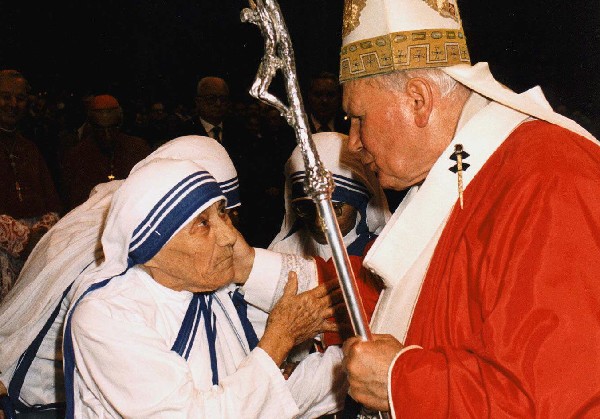 Juan Pablo II saluda a la Madre Teresa en la basílica de San Pedro en el Vaticano.
