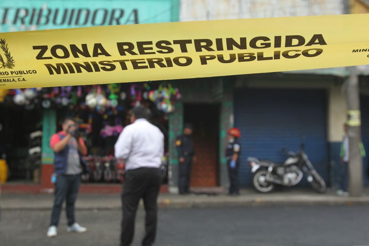 El cuerpo de una mujer fue localizado en un hotel ubicado en el mercado El Guarda. (Foto Prensa Libre: Erick Ávila)