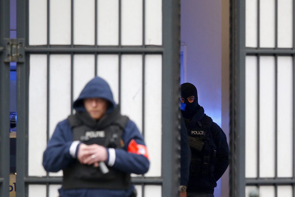 Policías vigilan las afueras del lugar donde compareció Salah Abdeslam, en Bruselas. (Foto Prensa Libre: EFE).