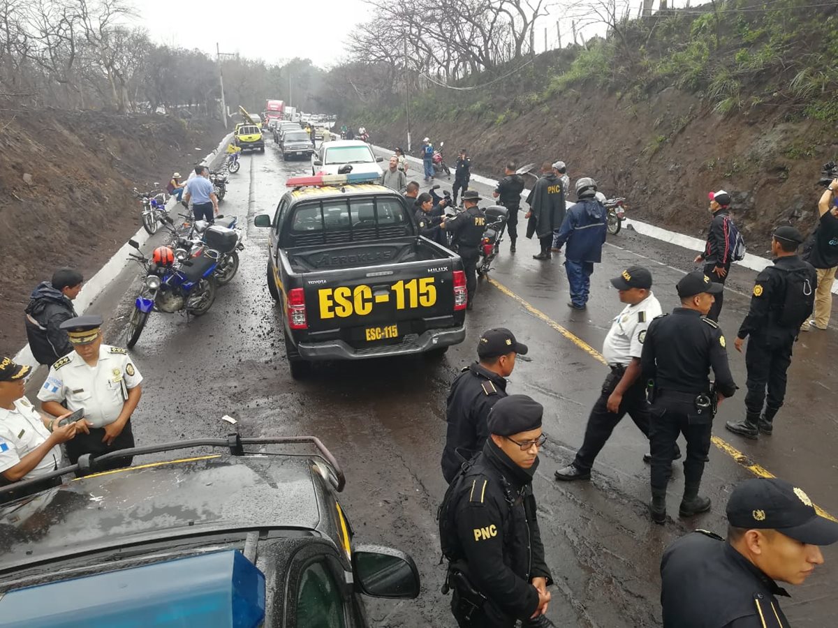 Agentes de la PNC se ubican en la RN14, debido a que vecinos se oponen a su habilitación. (Foto Prensa Libre: Carlos Enrique Paredes)