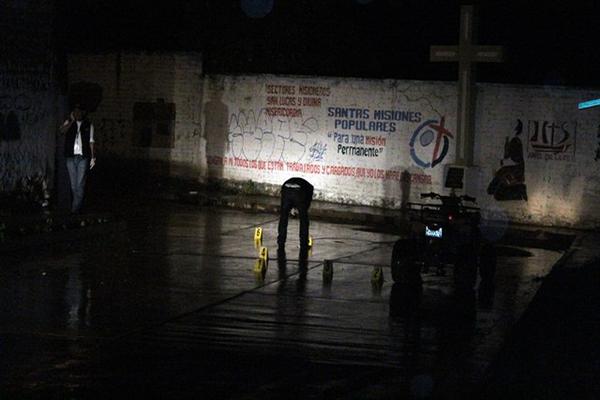 Investigador trabaja en el lugar donde fue atacado a balazos Saúl Vivar, en la ciudad de Jalapa. (Foto Prensa Libre: Hugo Oliva)