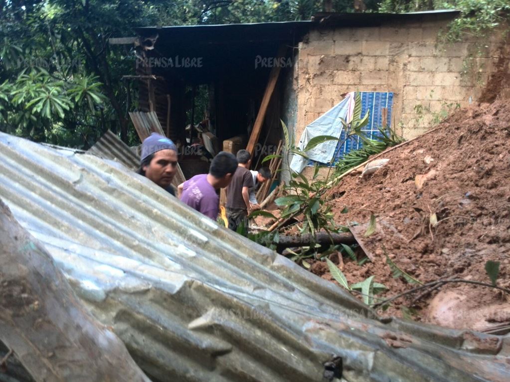 Una familia con 7 integrantes se salvó de morir soterrados en su vivienda, en la colonia Santa Marta 2, Chinautla. (Foto Prensa Libre: Estuardo Paredes)