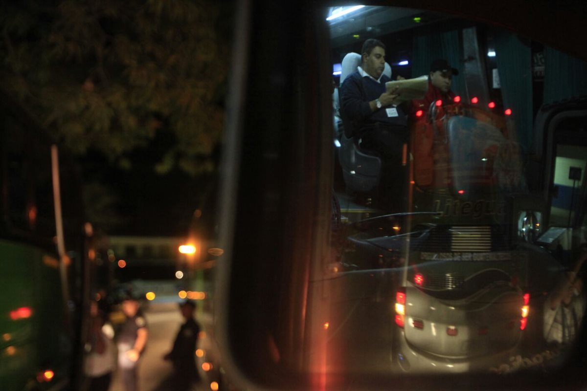 Buses trasladan a los cubanos desde el aeropuerto de El Salvador hasta la frontera de Guatemala con México. (Foto Prensa Libre: Presidencia Costa Rica)