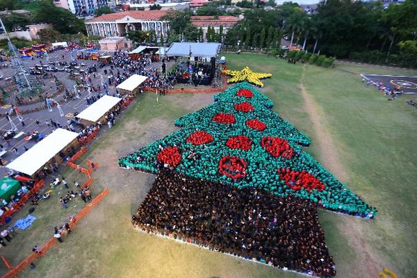 El árbol navideño estuvo conformado por 2 mil 945 personas. (Foto Prensa Libre: EFE)