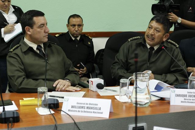 El ministro de la Defensa Williams Mancilla explica el el abuso sexual a menor de edad. (Foto Prensa Libre: Paulo Raquec)