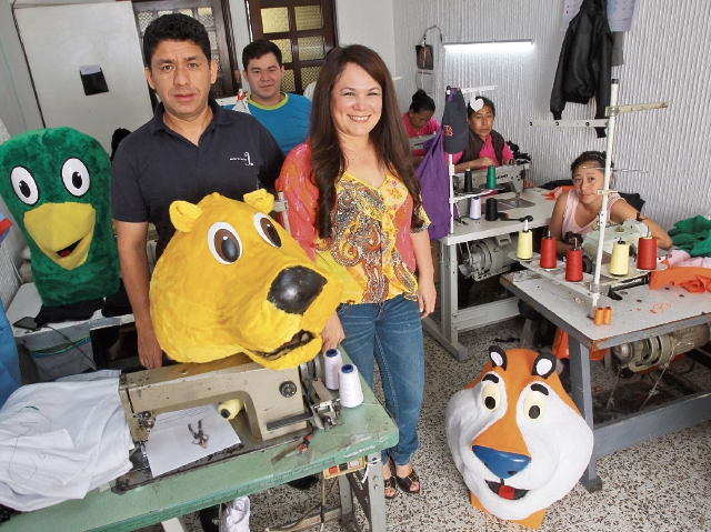 Los esposos López Javier junto a uno de sus hijos y colaboradores crearon proyectos que dan vida a personajes. (Foto Prensa Libre: Álvaro Interiano)