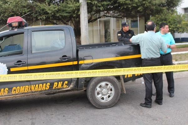 Autoridades resguardan el autopatrulla en el que quedó el cadáver de Douglas Mazariegos, quien fue atropellado en Momostenango. (Foto Prensa Libre: Édgar Domínguez)
