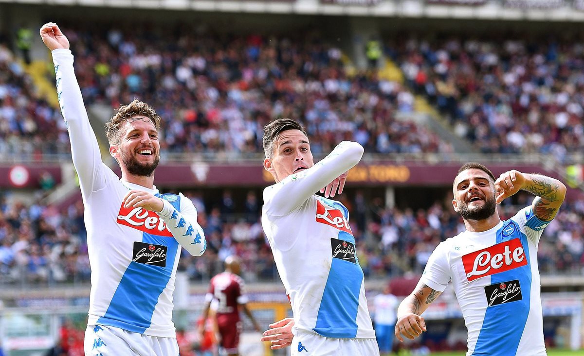 Dries Mertens, Jose Callejon y Lorenzo Insigne festejan el triunfo del Nápoli. (Foto Prensa Libre: EFE)