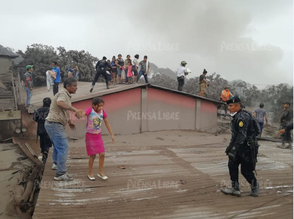 Policías, bomberos y ciudadanos se suman en los esfuerzos por rescatar a personas afectadas por la correntada que ocurrió en Los Lotes, Escuintla (Foto Prensa Libre: Enrique Paredes).