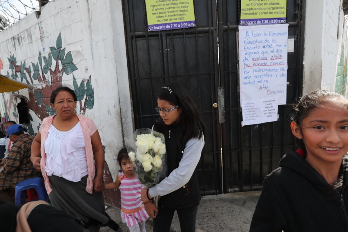 Padres de familia y estudiantes permanecen frente a la Escuela Oficial Rural Mixta No. 842 Pedro Barahona para recordar a las tres víctimas del accidente. (Foto Prensa Érick Ávila).