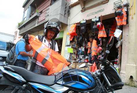 A partir del 15 de septiembre los motociclistas deberán usar chaleco y casco numerado. (Foto Prensa Libre: Archivo)