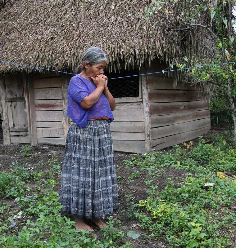 La abuela paterna de Jakelin, Elvira Choc Cus, está conmovida por lo sucedido a su nieta. En la aldea las familias viven en casas de madera y techo de palma.  (Foto Prensa Libre: Eduardo Sam Chun)