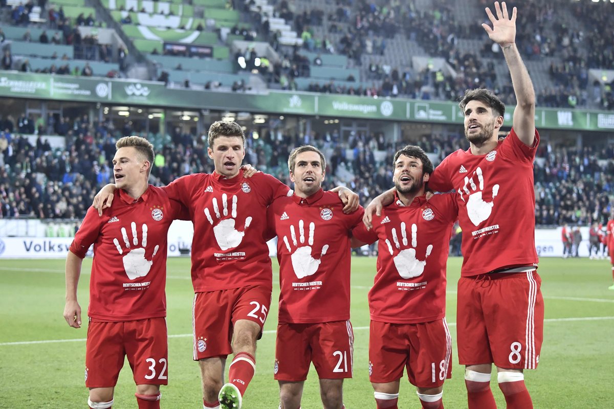 Kimmich, Gómez, Lahm, Bernat y Martínez, celebran el pentacampeonato del Bayern Múnich en la Bundesliga. (Foto Prensa Libre: AFP)