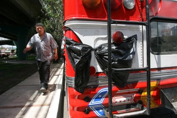 Conductores de autobuses con servicio a Ciudad Peronia suspendieron el  servicio y bloquearon el paso vehícular hacia Ciudad San Cristóbal, tras  un ataque armado en el que murió uno de sus compañeros y un custodio  resultó herido. (Foto Prensa Libre: Óscar Estrada)