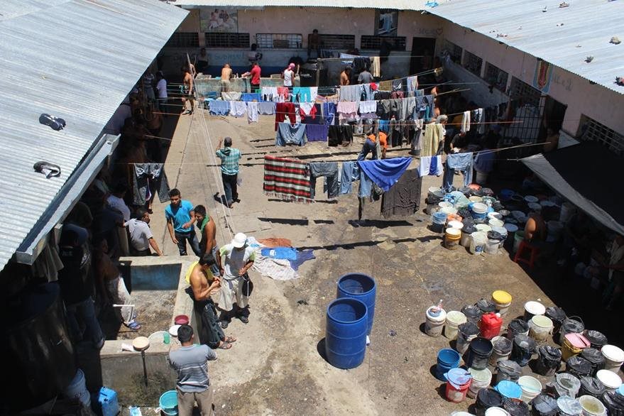 Todas las cárceles a escala nacional registran sobrepoblación y están deterioradas. Además, no cumplen con medidas de seguridad. (Foto Prensa Libre: Hemeroteca PL)